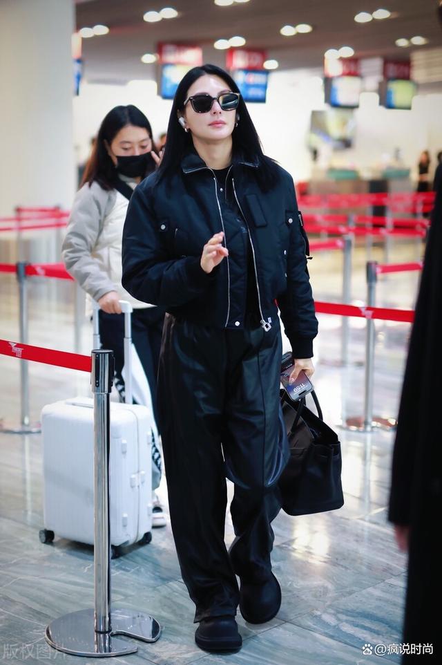 大骨架身材也挺美，张雨绮飞行夹克配皮裤，女霸总既视感！