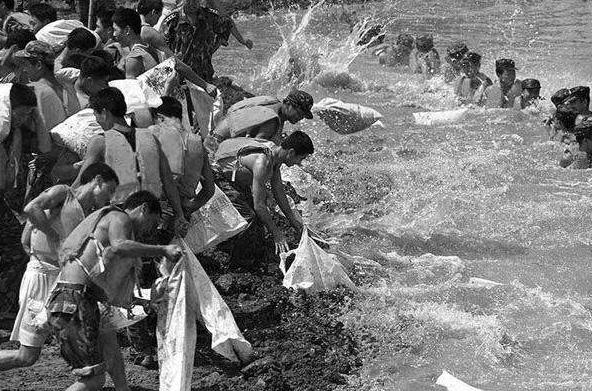 98年特大洪水中,6岁女孩抱树坚持9个小时后获救,她如今这样了?