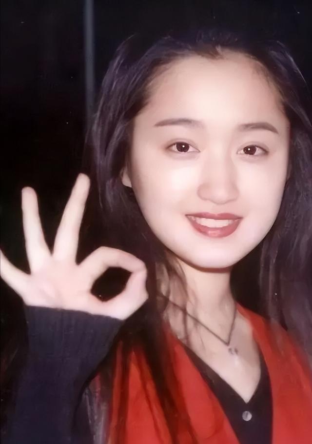 知名女星疑似怀孕，意外暴露孕肚，只是孩子的父亲至今是迷