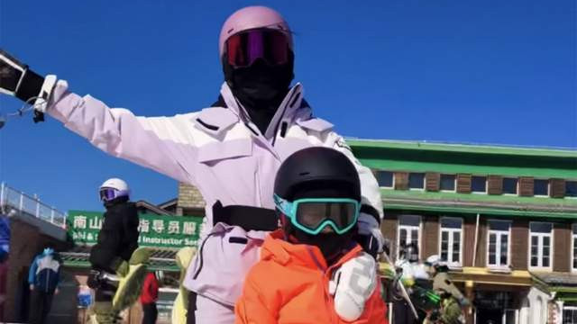 陈妍希|陈妍希带儿子滑雪！小星星动作娴熟，母子绑四个玩偶趣味十足