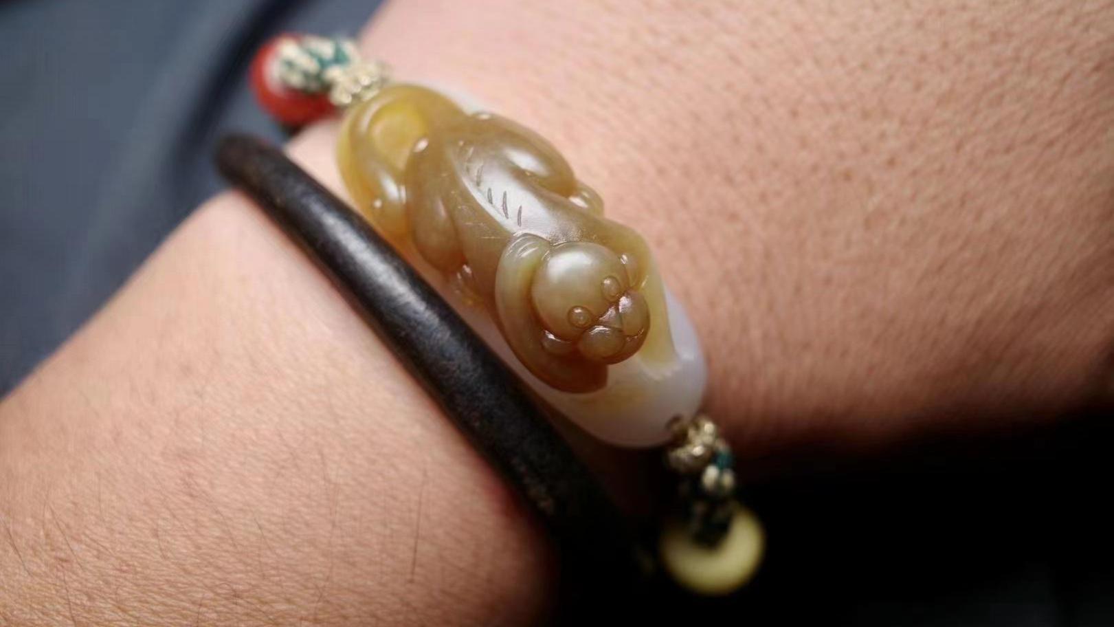 雕刻师从垃圾桶翻出来一块废料，欣喜若狂的比划起来