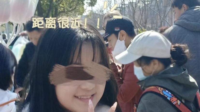 撒贝宁春节返乡过年，一家四口合体外出，李白白到发光一眼被认出