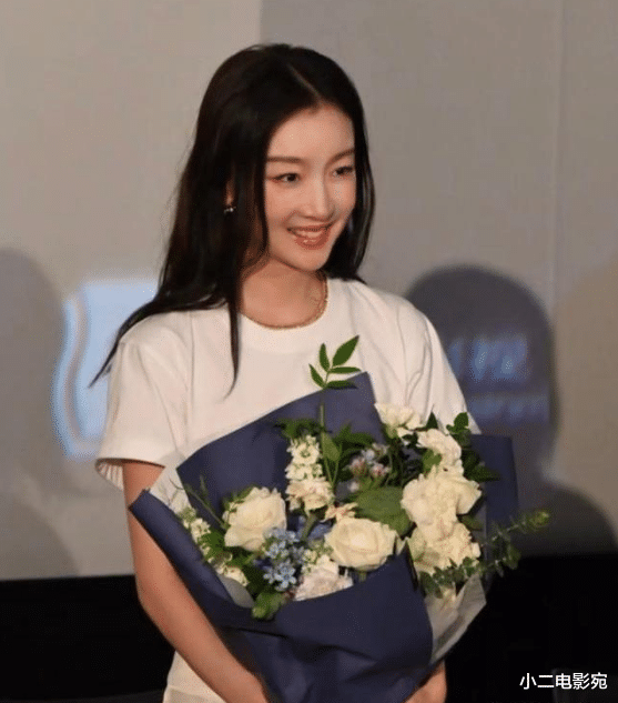 31岁周冬雨新加坡被偶遇,脸庞圆润白到发光,被指疑似怀孕