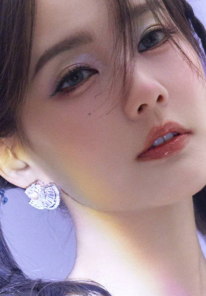 李一桐女团造型大片释出，双马尾活力可爱，蓝色眼珠点睛之美