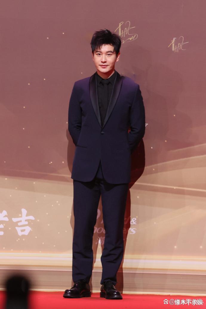 年度盛典红毯:肖战鞋子抢戏,胡歌老了,“繁花三美”状态差距大