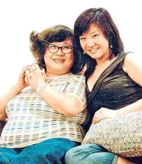 郑欣宜失踪5个月后露面，暴瘦90斤后太像郑少秋，如今官宣复出