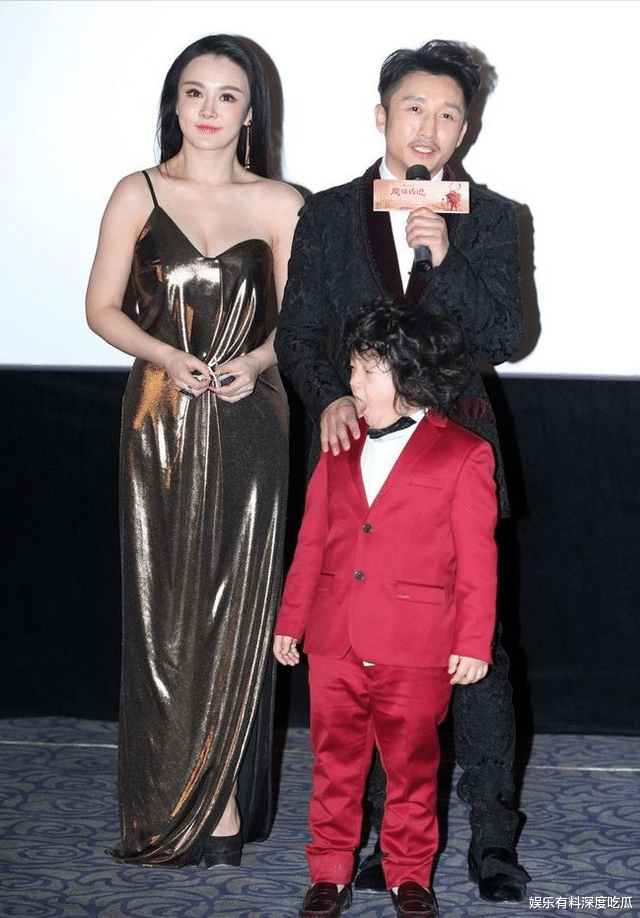 冉莹颖：一袭单肩吊带裙惊艳亮相，身材丰满润味十足