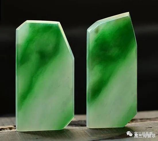 玛瑙|小七位数翡翠原石,切出30多只白底青手镯,看着就赏心悦目!