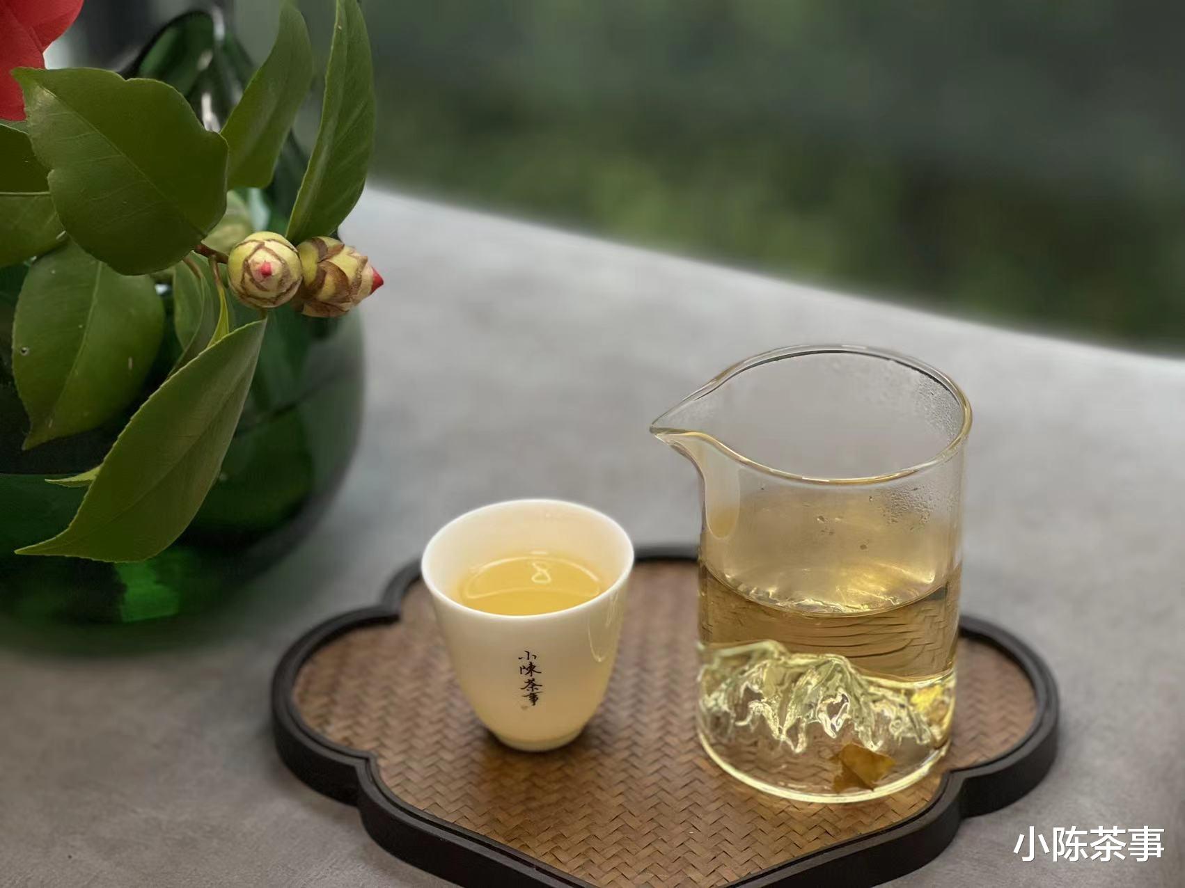 几块钱的玻璃杯就能泡茶，为什么要花几万块买紫砂壶？人傻钱多？