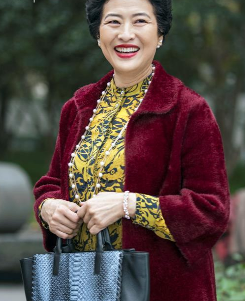 燕麦 64岁许娣老了也优雅：头发微卷，衣着鲜艳，照样美过年轻人