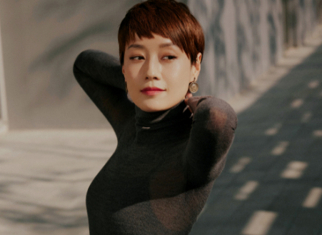 47岁马伊琍现身杭州,头发花白手粗糙暴露年龄,裙子被嘲像挡风被