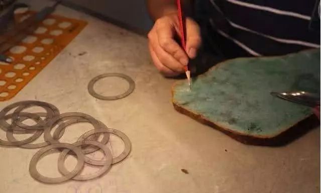 一块翡翠原石,竟切出数十条满绿手镯