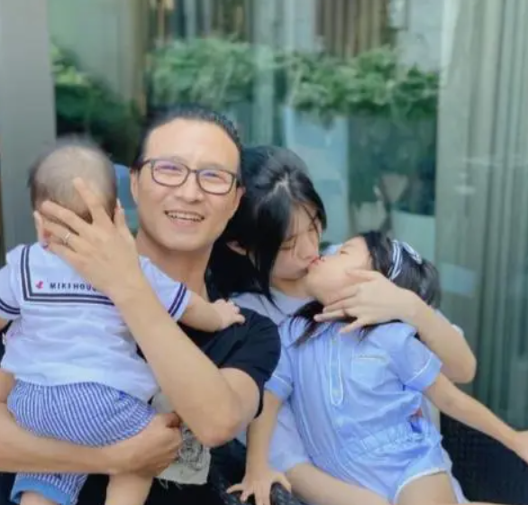 汪峰带一对子女外出!醒醒正脸曝光太像爸,一家五口生活太幸福