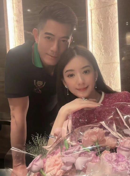 57岁郭富城携妻女定居内地被偶遇,被拍很不爽,妻子身材五五分