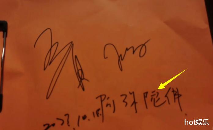 56岁王祖贤现身南京寺庙，背5万小包气质出众，4字签名令人动容