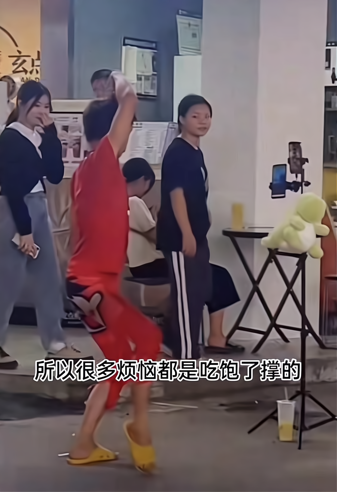 保安|小伙嫌做保安工资太低,辞职后一心玩直播,成了整条街最靓的仔