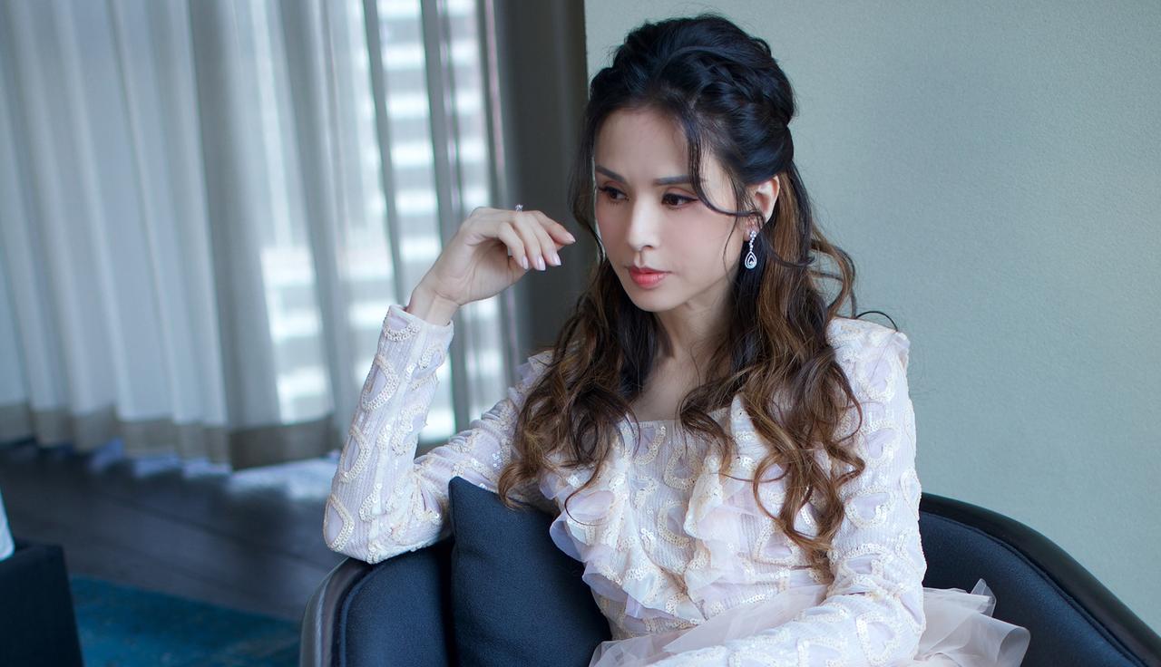 56岁李若彤吃路边摊,已经瘦成纸片人,马甲线成为全场亮点