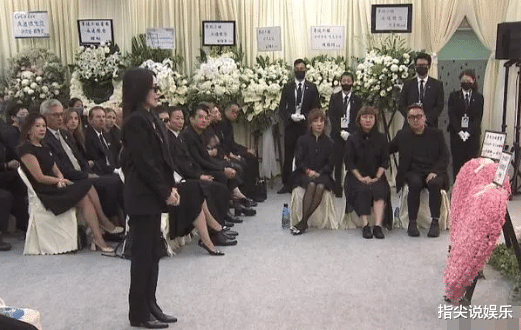 李玟葬礼丑态百出：二姐发疯，丈夫搂美女，萧亚轩晕倒，继女大笑