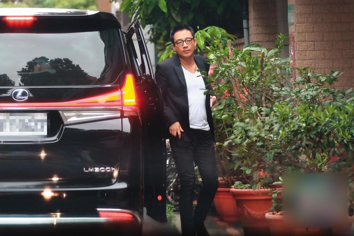 汪小菲接女儿放学过家门而不入,与友人深夜买醉,偶遇小S遭无视