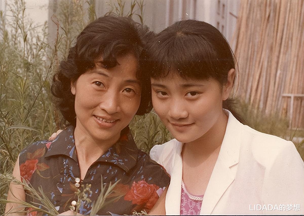 她,出身名门世家,嫁著名演员为妻,恩爱30余年,儿子高大帅气