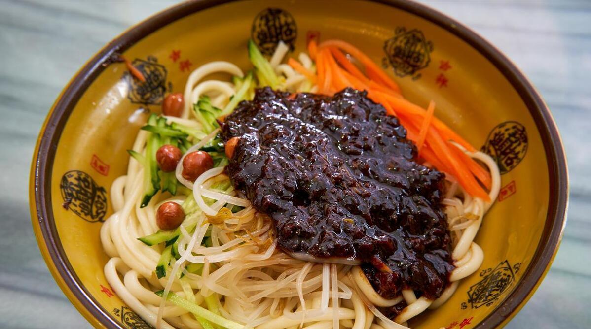 炸酱面|风靡北京的炸酱面,为何到了南方却没市场?南方顾客:全靠穷讲究
