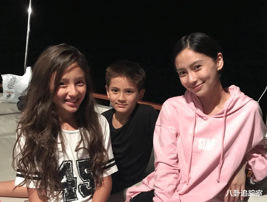 34岁baby素颜照曝光,大饼脸蒜头鼻被指似路人,与粉丝合影超亲切