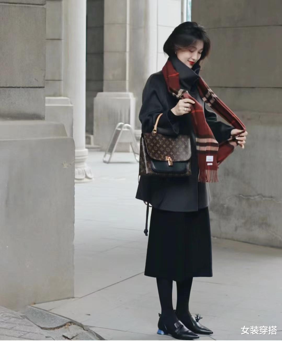 女人过了五十岁:建议留短发、穿基础款搭配长裙,优雅气质显年轻