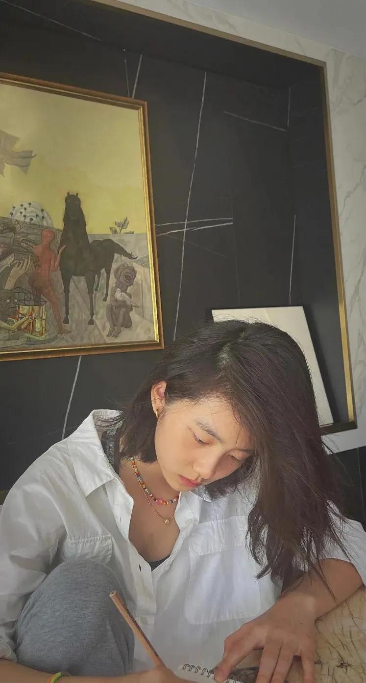 孙莉 偶遇黄磊孙莉大女儿，17岁多多扎麻花辫似邻家女孩，满满青春气息