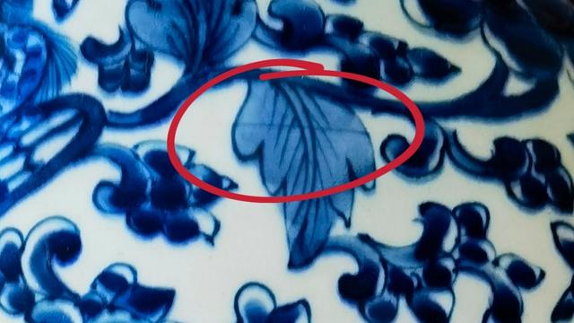 农村见闻|瓷器讲解，一处工艺上的小瑕疵，使其露出仿品破绽