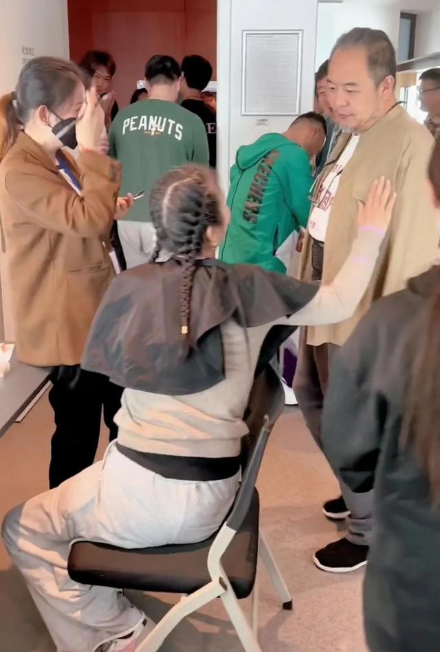 李勤勤|李勤勤请全剧组吃盒饭!65岁张铁林罕露面,头发花白挺超大肚腩