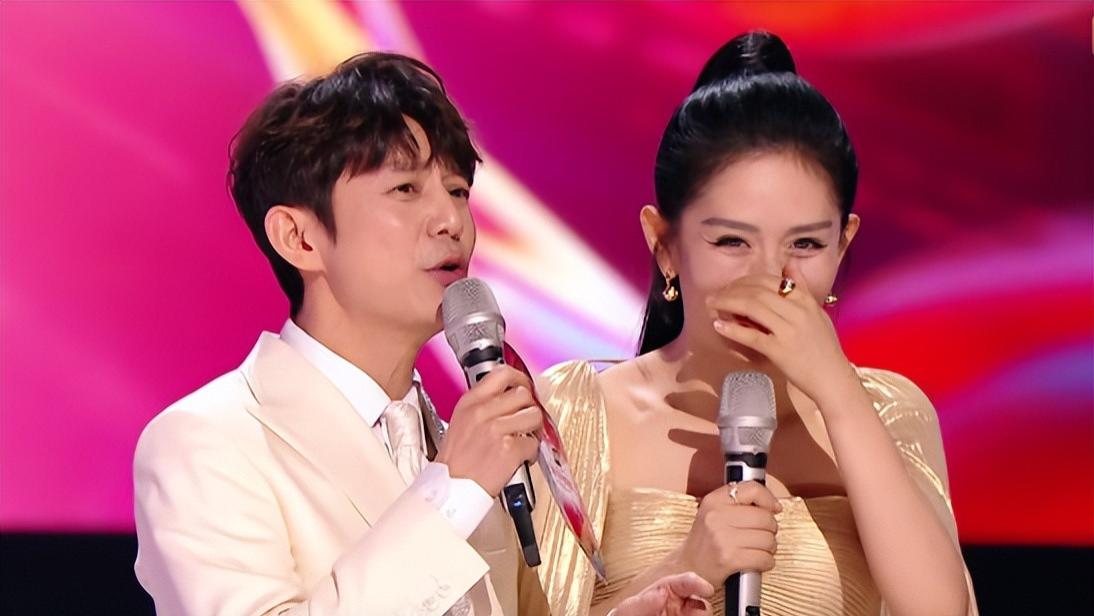 蔡国庆和萧亚轩，两个“混子”歌手，在双11晚会上彻底现了原形