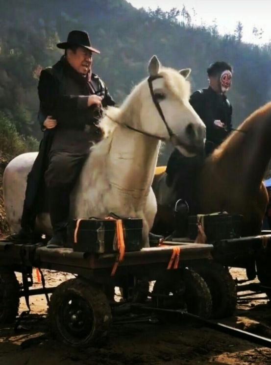 上半身看着很正常,镜头向下移再看:惊呆了!