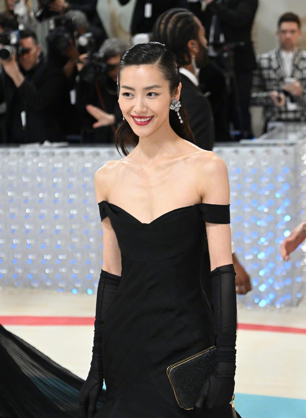 纹身 Met Gala：蔡徐坤拿扇子获好评，宋慧乔公主切超美