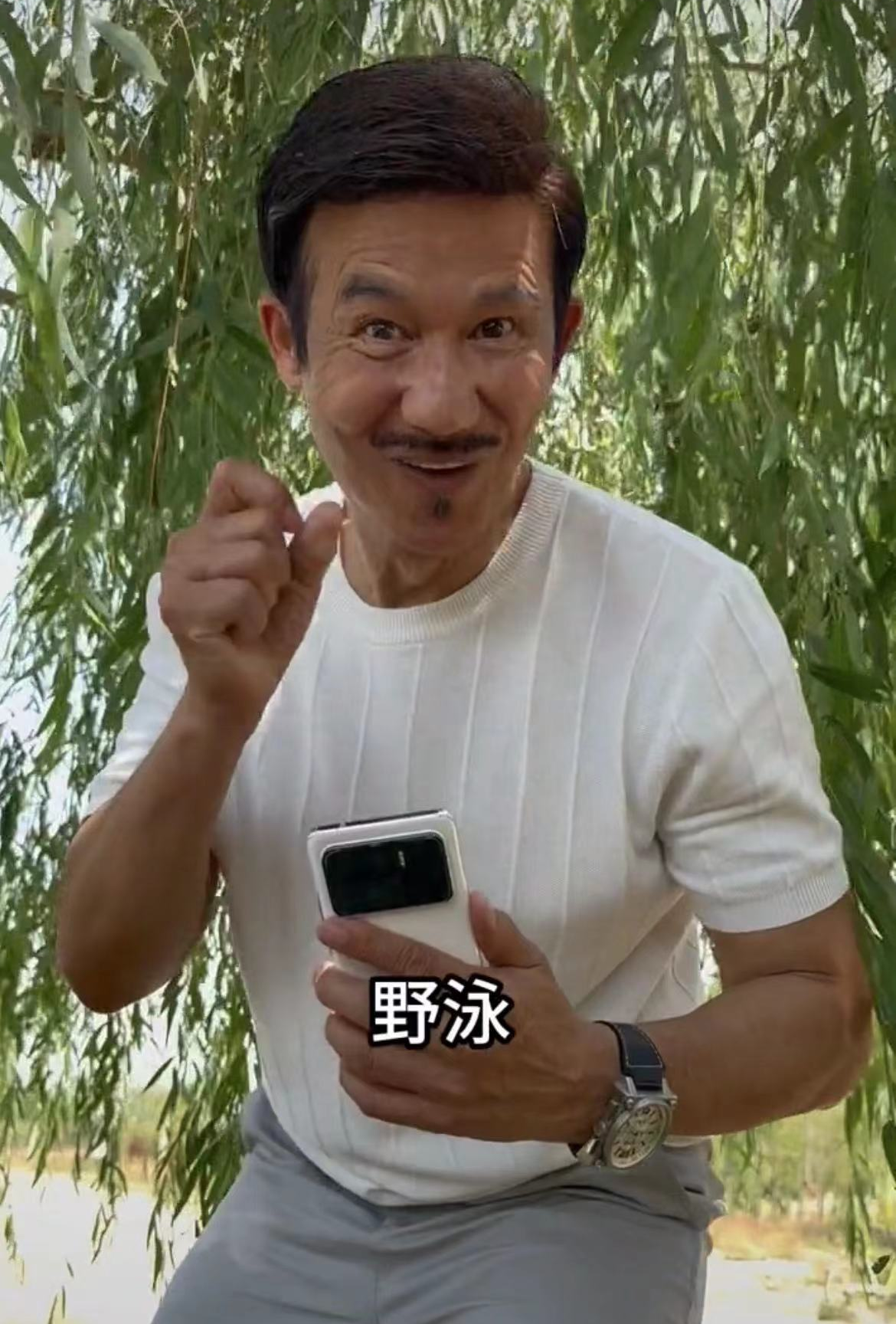 64岁港星李子雄定居河北小县城!娶小23岁内地女星,女方身材姣好