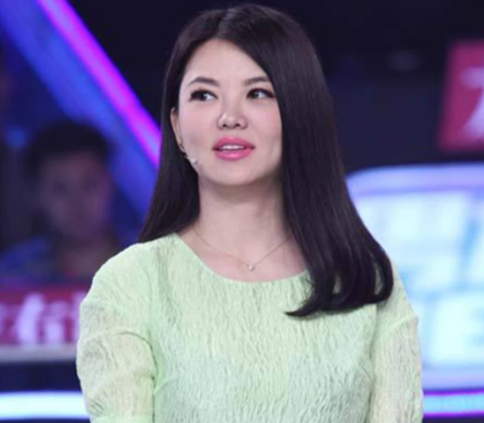 47岁李湘宣布退休,离开娱乐圈回归家庭,在英国陪女儿留学