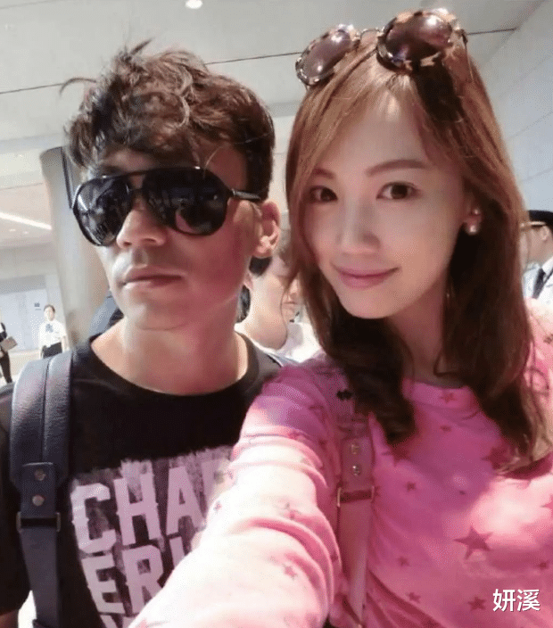 马蓉和王宝强离婚后首次合影!37岁马蓉新染一头金发像大学生