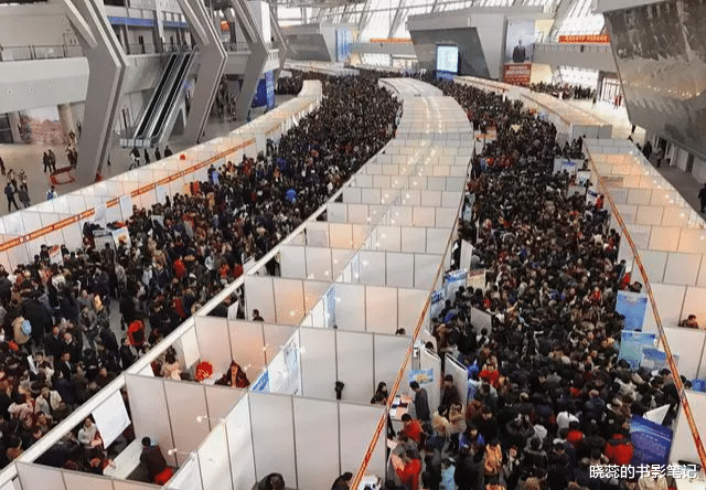 招聘|工价下跌，工厂门口仍旧排长队，务工人员：20个岗位300个人抢