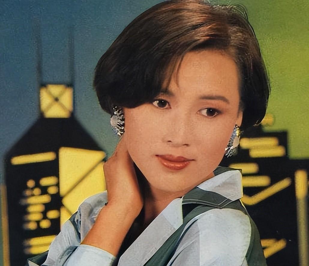 曾是“亚视一姐”，却被渣男老公骗光家产，如今61岁落寞街头