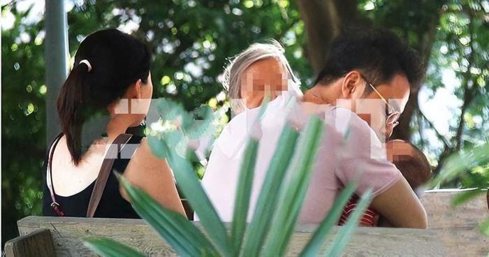 明道|明道晒儿子高清侧脸,2岁小小明脸颊圆润,长得太像妈妈王婷萱