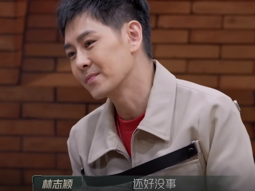 林志颖公开车祸后遗症，脸上有20个钛合金点，唐禹哲帮他捶背按摩