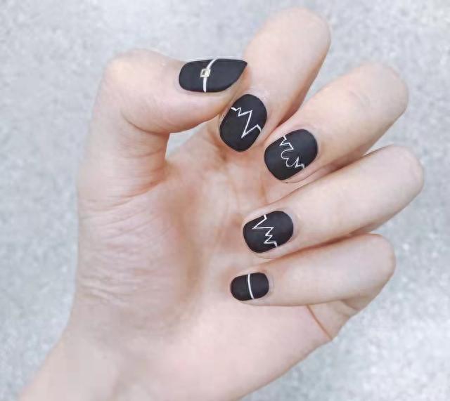 黑色美甲卷出高级感!秋冬美甲新花样!