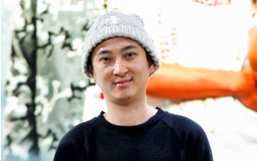 王思聪|王思聪为网红庆生,穿6千卫衣,喝20万红酒,“狗啃”刘海小翻车