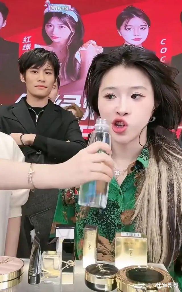 小杨哥被指直播低俗言论比徒弟更甚，离“封杀”还远吗？ ???