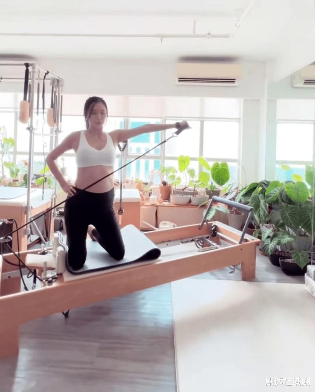 厉害！TVB女神小花挺35周孕肚做瑜伽，动作幅度大一度更站在器械上