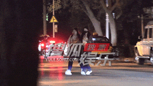 孟子义吃火锅素颜曝光，倪妮称赞颜霸绝非浪得虚名！