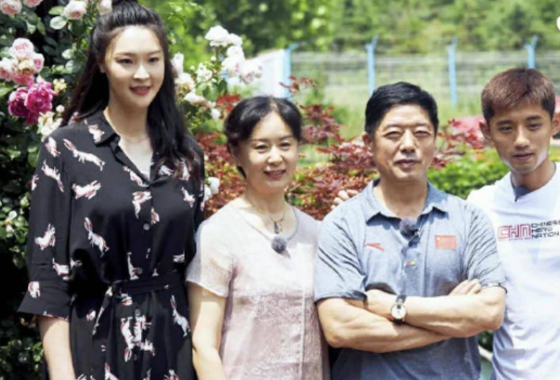 张继科|张继科缺钱了？参加的综艺，婚恋+真人秀，带着爸妈上节目