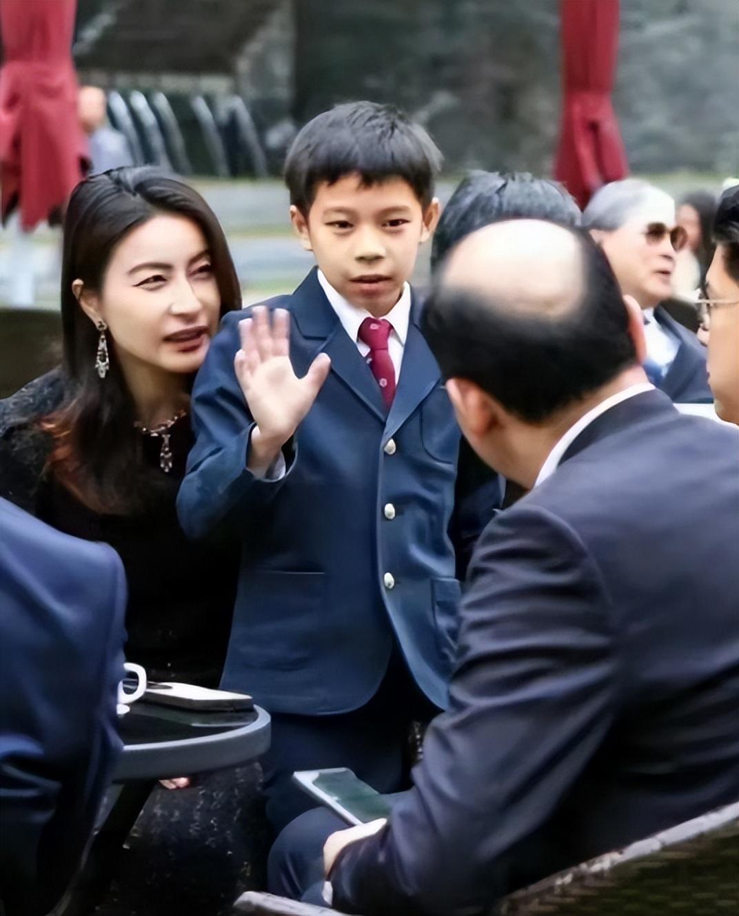 霍启刚带着3个娃，从香港飞到瑞士和郭晶晶汇合，1家5口过圣诞节