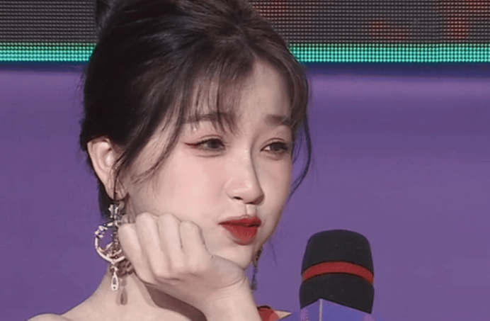 全程都在搔首弄姿，简直称得上是显眼包，也导致自己的路人缘消耗殆尽