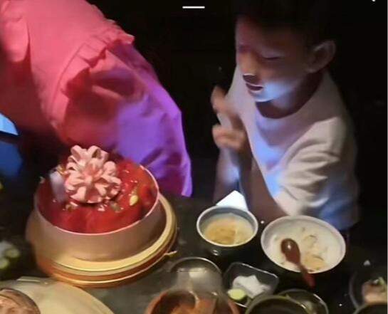 汪小菲紧搂S妈为女儿庆生,小玥儿气质像大S,儿子超拘谨显陌生