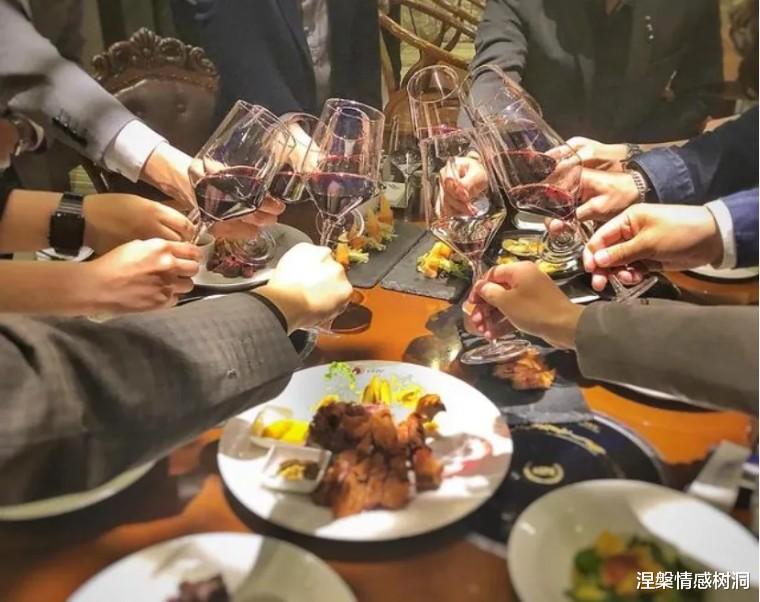 退休厅级伯父告诫我：饭局结束，领导说“叫服务员结账”，千万不要抢着买单，高情商的应对是这样的